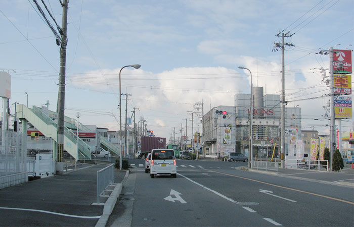 北方面（山側）からの経路【1】 中井町西の交差点（左手にドコモショップ、右手にキリン堂）を直進